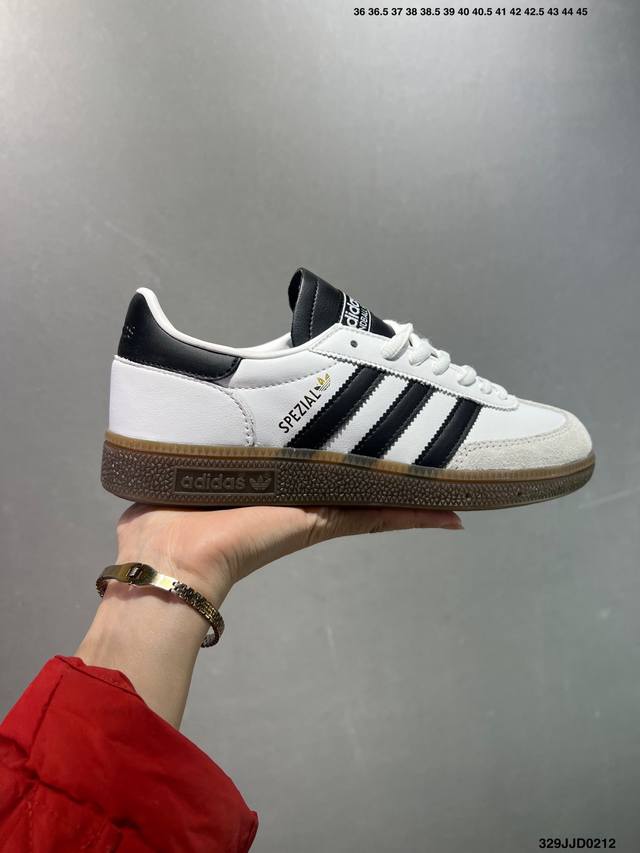 Adidas Originals Handball Special 褐色 此款鞋延续了橡胶外底和经典款式的传统。优质绒面革鞋面和标志性的3条纹采用明亮的对比色，