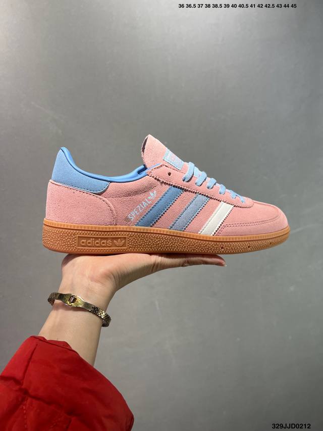 Adidas Originals Handball Special 褐色 此款鞋延续了橡胶外底和经典款式的传统。优质绒面革鞋面和标志性的3条纹采用明亮的对比色，