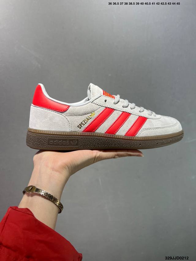 Adidas Originals Handball Special 褐色 此款鞋延续了橡胶外底和经典款式的传统。优质绒面革鞋面和标志性的3条纹采用明亮的对比色，