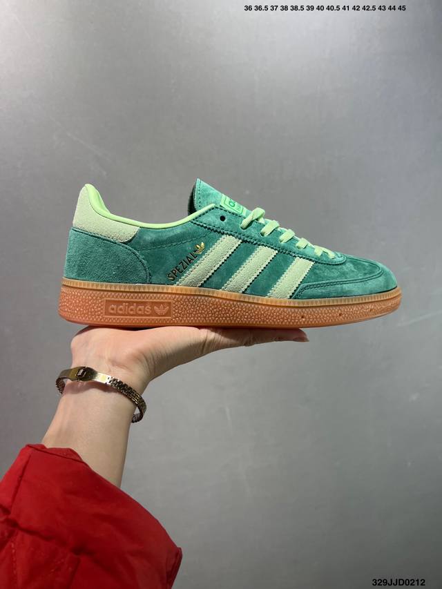 Adidas Originals Handball Special 褐色 此款鞋延续了橡胶外底和经典款式的传统。优质绒面革鞋面和标志性的3条纹采用明亮的对比色，