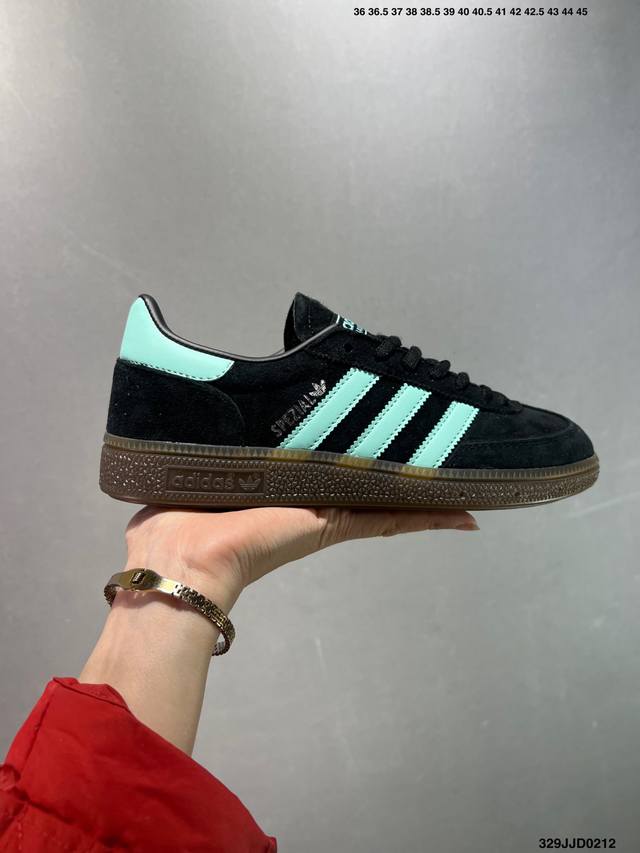 Adidas Originals Handball Special 褐色 此款鞋延续了橡胶外底和经典款式的传统。优质绒面革鞋面和标志性的3条纹采用明亮的对比色，