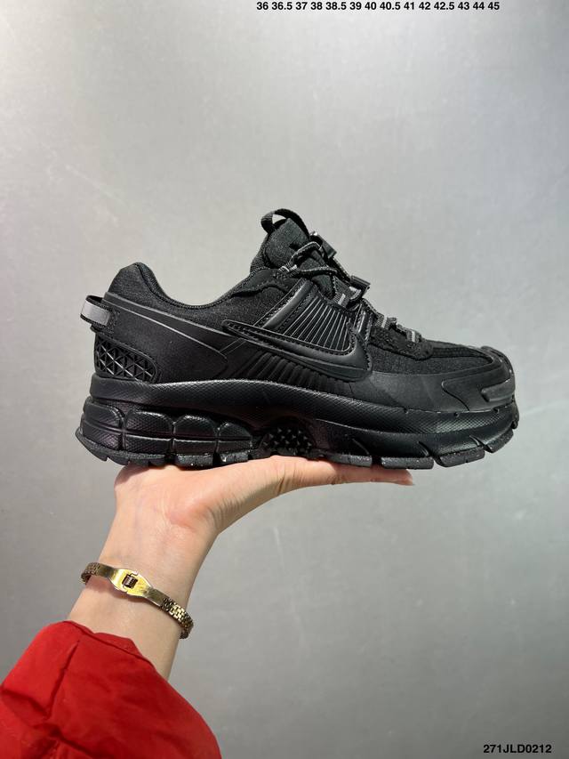 公司级耐克Nike Zoom Vomero Roam 马拉松复古跑五代休闲运动慢跑鞋 采用环保纤维革饰片组合网眼布鞋面材质 升级正确后跟Tpu加固 耐弯折热塑框