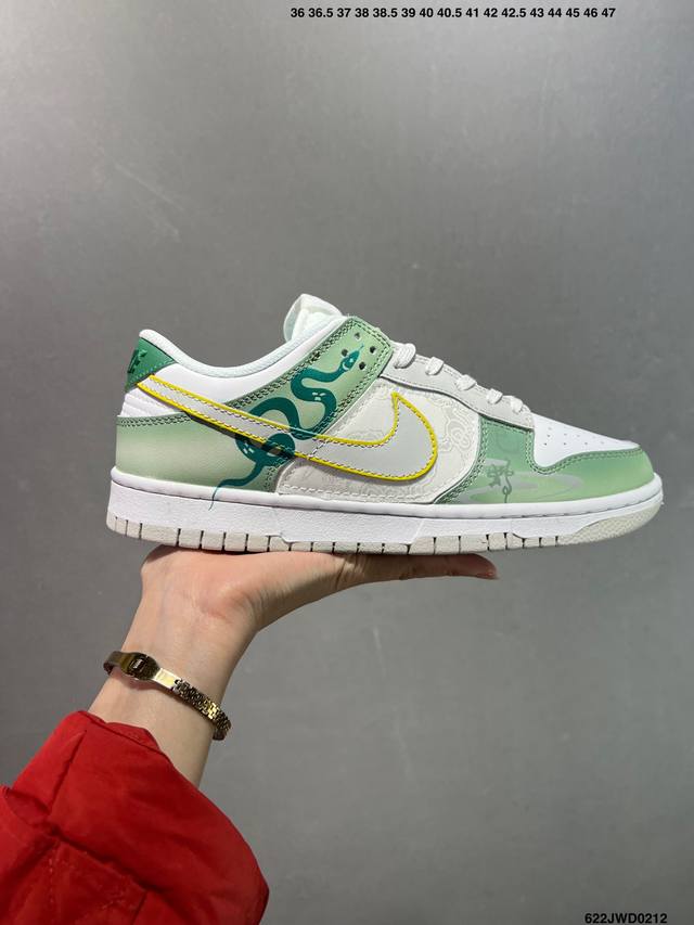 公司级耐克Nike Sb Dunk Low 扣篮系列 复古低帮休闲运动滑板板鞋。采用脚感柔软舒适Zoomair气垫，有效吸收滑板等极限运动在落地时带来的冲击力，