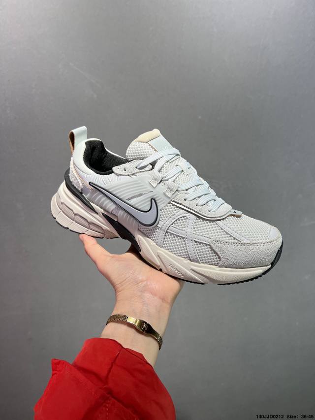 Nike V2K Runtekk 减震防滑复古低帮跑步鞋 材质上使用大面积网眼 皮革 Tpu 组成 支撑和透气性肯定不错 中底处由 Cushlon 泡绵打造 保