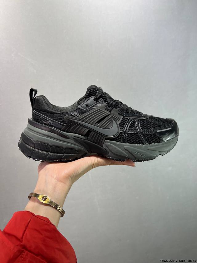 Nike V2K Runtekk 减震防滑复古低帮跑步鞋 材质上使用大面积网眼 皮革 Tpu 组成 支撑和透气性肯定不错 中底处由 Cushlon 泡绵打造 保