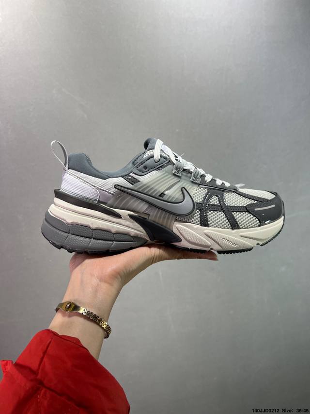 Nike V2K Runtekk 减震防滑复古低帮跑步鞋 材质上使用大面积网眼 皮革 Tpu 组成 支撑和透气性肯定不错 中底处由 Cushlon 泡绵打造 保