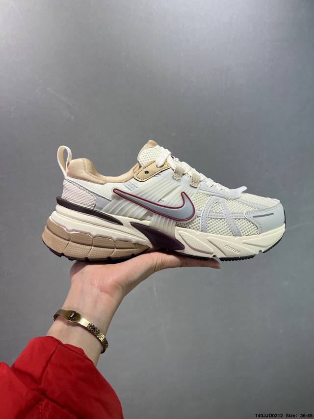 Nike V2K Runtekk 减震防滑复古低帮跑步鞋 材质上使用大面积网眼 皮革 Tpu 组成 支撑和透气性肯定不错 中底处由 Cushlon 泡绵打造 保