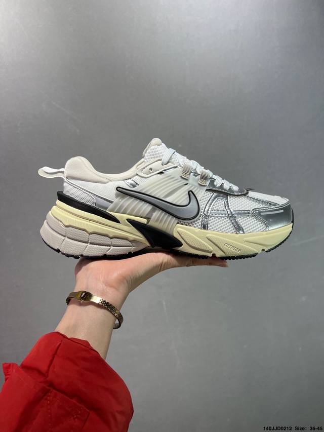 Nike V2K Runtekk 减震防滑复古低帮跑步鞋 材质上使用大面积网眼 皮革 Tpu 组成 支撑和透气性肯定不错 中底处由 Cushlon 泡绵打造 保