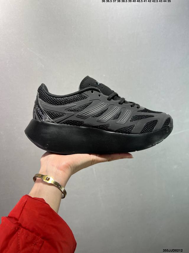 Adidas Adizero Aruku Sky Rush 此款以简约大方的造型设计，给人以随性休闲的时尚格调，穿着舒适轻便，运动灵活自如，满足日常个性穿搭。增