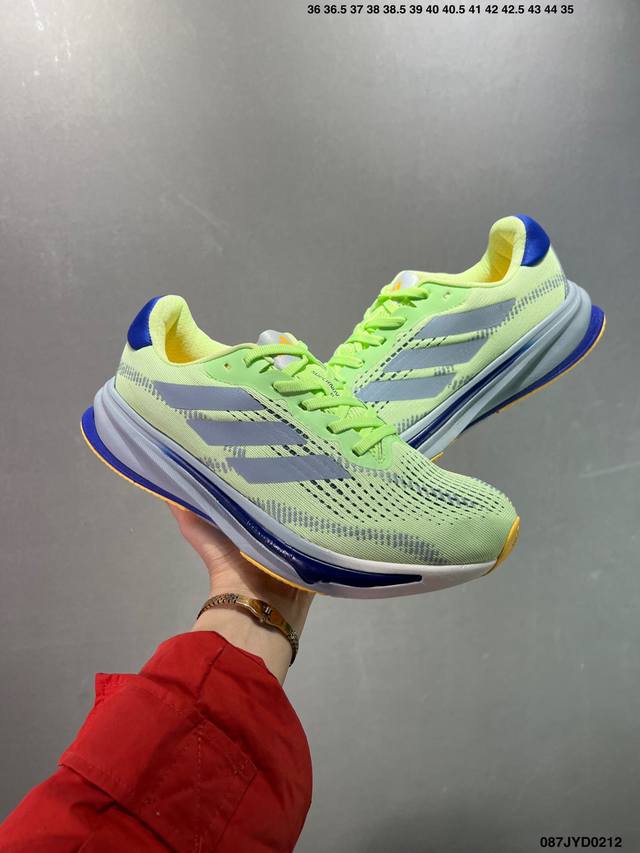 公司级Adidas Supernova 超级跑鞋 Dreamstrike+ 中底科技精准调校的泡棉密度平衡柔弹性与支撑性，保证优异舒适的脚感枕形设柔软织物包裹提