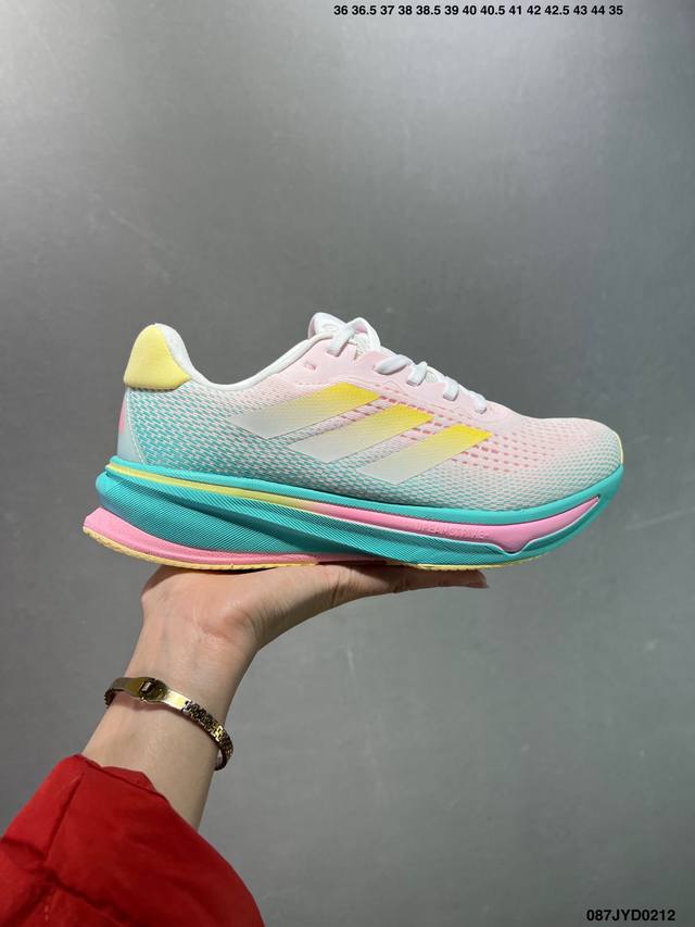 公司级Adidas Supernova 超级跑鞋 Dreamstrike+ 中底科技精准调校的泡棉密度平衡柔弹性与支撑性，保证优异舒适的脚感枕形设柔软织物包裹提