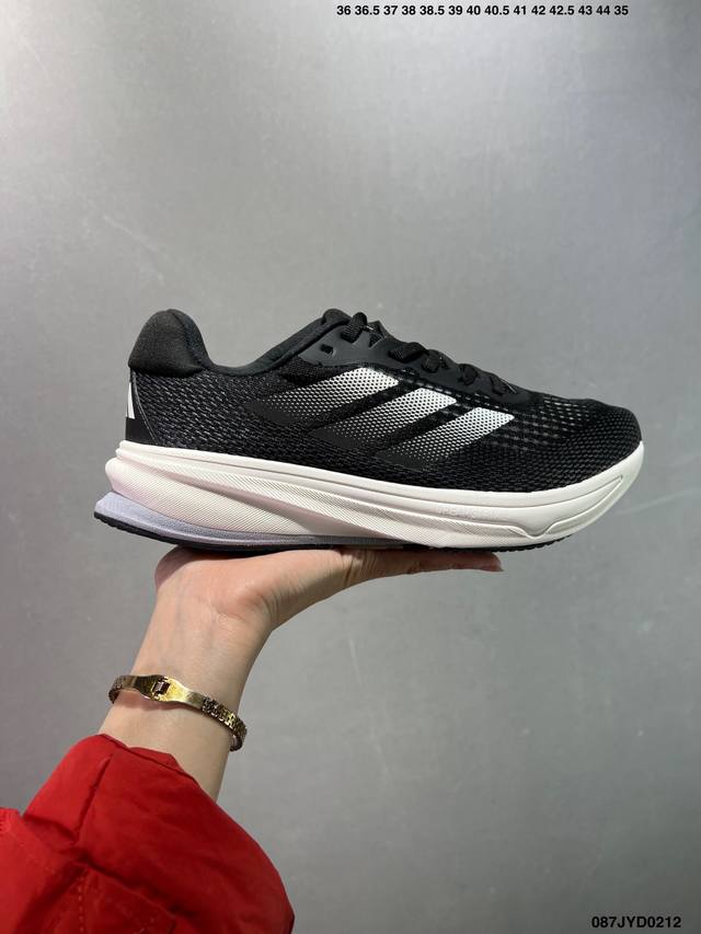 公司级Adidas Supernova 超级跑鞋 Dreamstrike+ 中底科技精准调校的泡棉密度平衡柔弹性与支撑性，保证优异舒适的脚感枕形设柔软织物包裹提