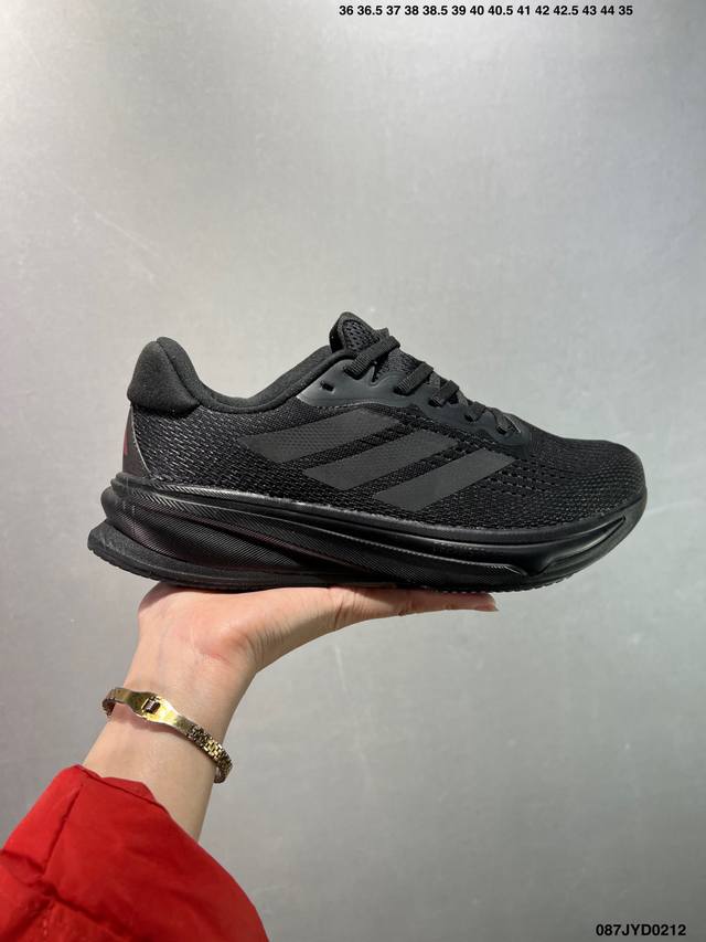 公司级Adidas Supernova 超级跑鞋 Dreamstrike+ 中底科技精准调校的泡棉密度平衡柔弹性与支撑性，保证优异舒适的脚感枕形设柔软织物包裹提