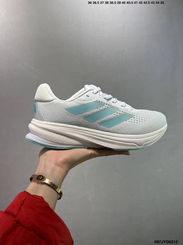 公司级Adidas Supernova 超级跑鞋 Dreamstrike+ 中底科技精准调校的泡棉密度平衡柔弹性与支撑性，保证优异舒适的脚感枕形设柔软织物包裹提