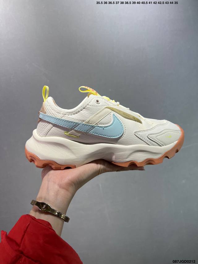 W Nike Tc 7900 新款老爹鞋 注入非凡时尚气息 塑就高雅外观 耐穿合成材质搭配柔软丝绒 该鞋款保留了挚爱的加垫鞋口 柔软泡绵缓震配置 和抓附力十足的 - 点击图像关闭