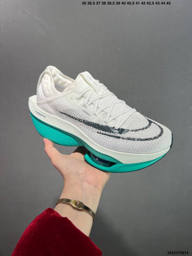 公司级新品发布 Nike Air Zoom Alphafly Next% 2 整体采用前作的设计语言，并且对后者的细节进行升级，马拉松和长距离路跑的性能极限设计 - 点击图像关闭