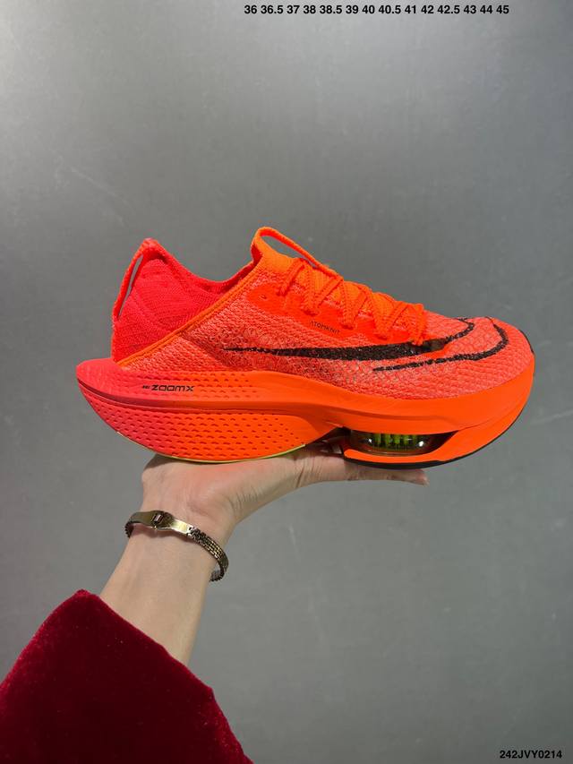 公司级新品发布 Nike Air Zoom Alphafly Next% 2 整体采用前作的设计语言，并且对后者的细节进行升级，马拉松和长距离路跑的性能极限设计