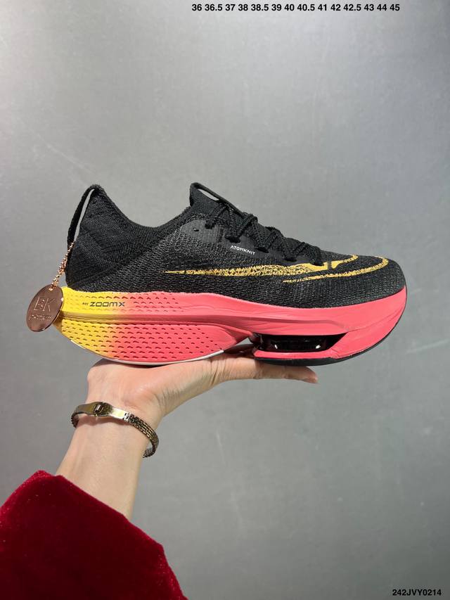 公司级新品发布 Nike Air Zoom Alphafly Next% 2 整体采用前作的设计语言，并且对后者的细节进行升级，马拉松和长距离路跑的性能极限设计