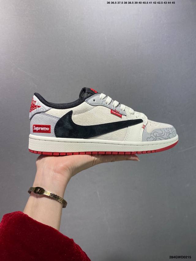 公司级Gucci X Air Jordan 1 Low 祥云新年红 此款主张打破传统的工业化流水线设计限制，以Made By Ideas的超级创意为理念，集结众