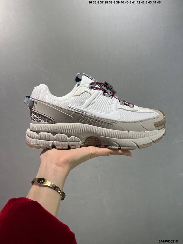 公司级耐克Nike Zoom Vomero Roam 马拉松复古跑五代休闲运动慢跑鞋 采用环保纤维革饰片组合网眼布鞋面材质 升级正确后跟Tpu加固 耐弯折热塑框