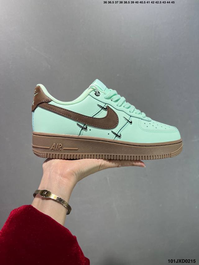 公司级Nike Air Force 1‘07 空军一号低帮百搭休闲运动板鞋。柔软、弹性十足的缓震性能和出色的中底设计，横跨复古与现代的外型结合，造就出风靡全球三