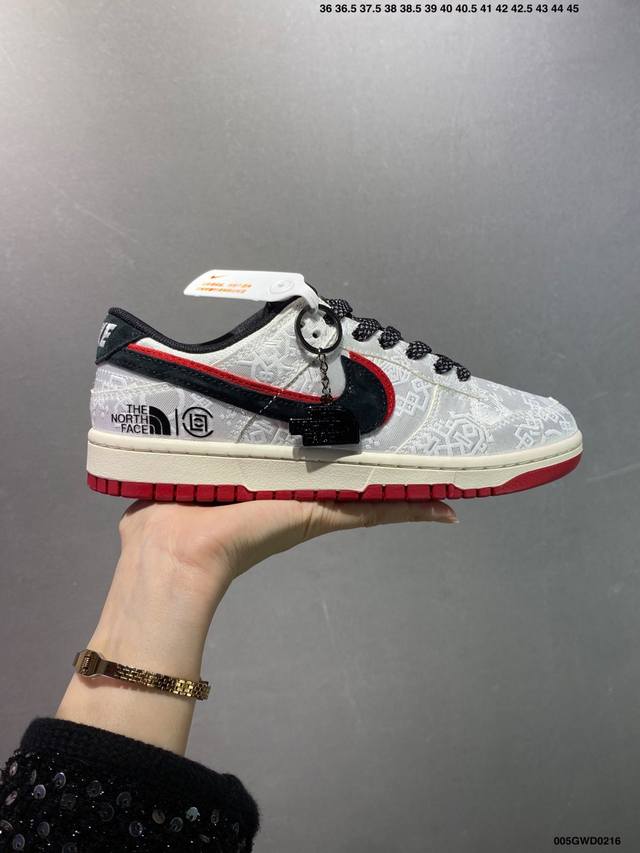 公司级The North Face X Nike Dunk Low 稠黑红勾 此款主张打破传统的工业化流水线设计限制，以Made By Ideas的超级创意为理