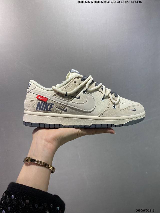 公司级Nike Dunk Low 红标米灰抽绳 此款主张打破传统的工业化流水线设计限制，以Made By Ideas的超级创意为理念，集结众多潮流设计师，结合时