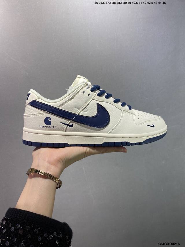 公司级Carheartt X Nike Dunk Low 米白蓝勾 此款主张打破传统的工业化流水线设计限制，以Made By Ideas的超级创意为理念，集结众