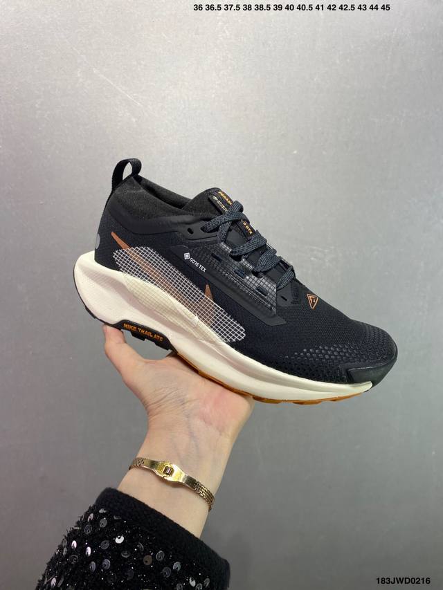 公司级Nike Reactx Wildhorse 10 越野跑步鞋 登月兼顾迅疾外观和稳固脚感 后跟覆面和中足动态支撑巧妙融合 缔造稳定顺畅的迈步体验 官方货号