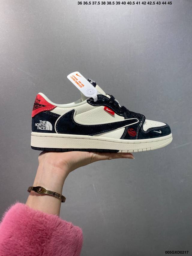 公司级The North Face X Air Jordan 1 蛇年限定 双拼米黑 此款主张打破传统的工业化流水线设计限制，以Made By Ideas的超级