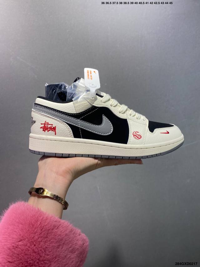 公司级Stussy X Air Jordan 1 Low 米白黑灰勾 此款主张打破传统的工业化流水线设计限制，以Made By Ideas的超级创意为理念，集结