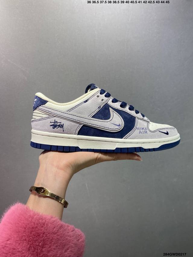 公司级Stussy X Nike Dunk Low 猪八灰勾 此款主张打破传统的工业化流水线设计限制，以Made By Ideas的超级创意为理念，集结众多潮流