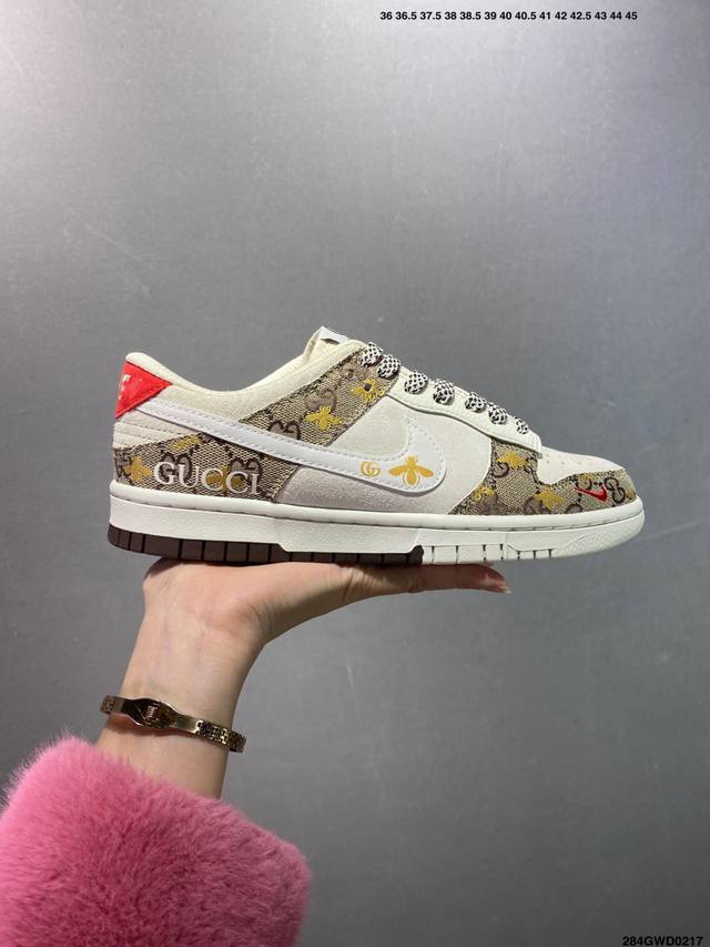 公司级Gucci X Nike Dunk Low 小蜜蜂白勾 此款主张打破传统的工业化流水线设计限制，以Made By Ideas的超级创意为理念，集结众多潮流