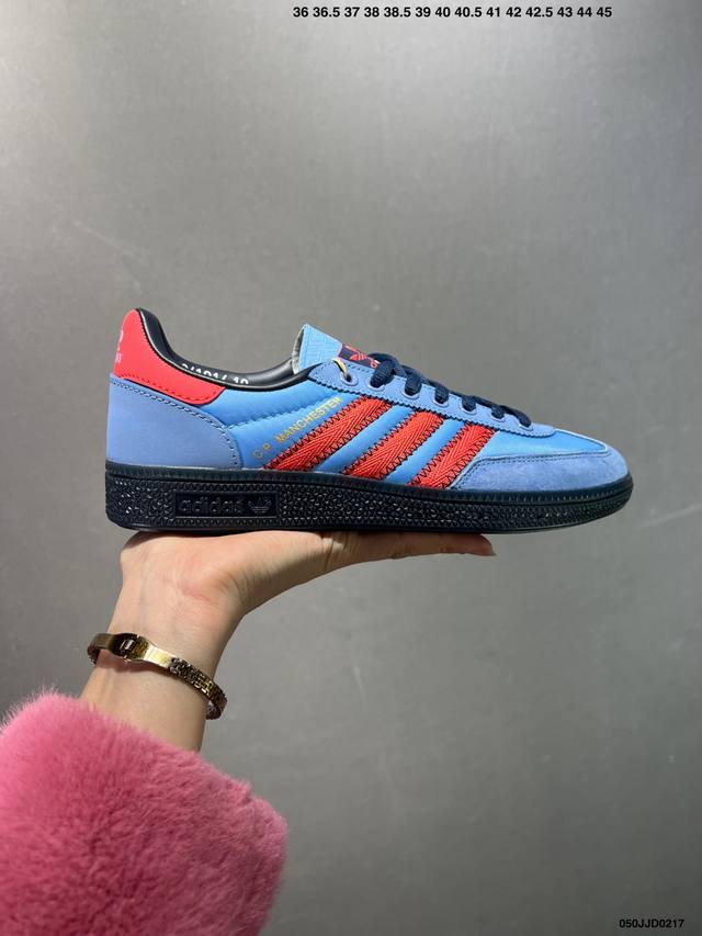 Adidas Originals Handball Special 褐色 此款鞋延续了橡胶外底和经典款式的传统。优质绒面革鞋面和标志性的3条纹采用明亮的对比色，