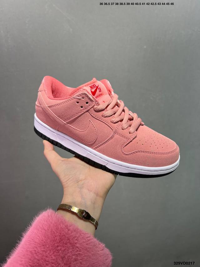 特价耐克Nike Sb Dunk Low 扣篮系列复古低帮休闲运动滑板板鞋。采用脚感柔软舒适Zoomair气垫，有效吸收滑板等极限运动在落地时带来的冲击力，为街