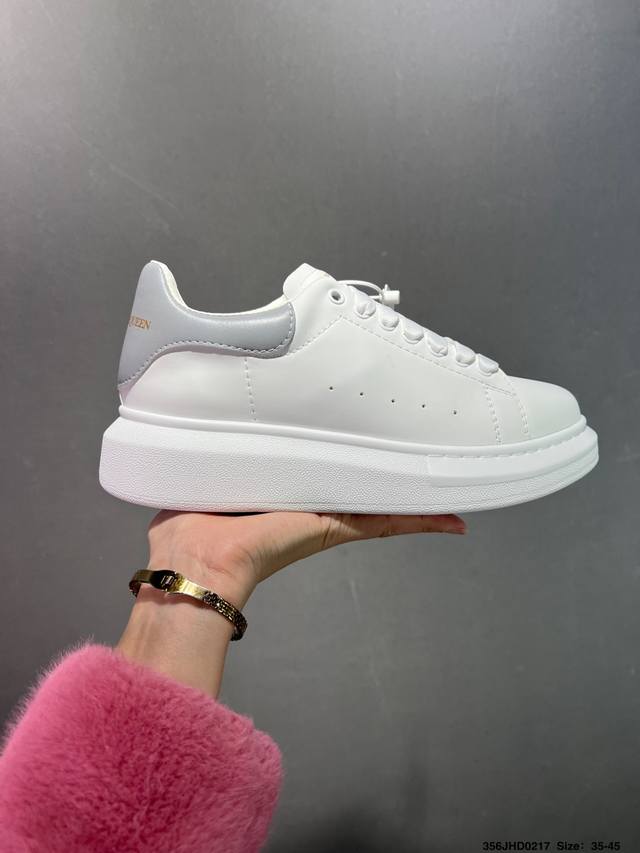 公司级意大利高奢品牌-亚历山大 麦昆Alexander Mcqueen Oversized Sneakers 低帮时装厚底休闲运动小白板鞋“皮革白钢笔蓝麂皮尾”