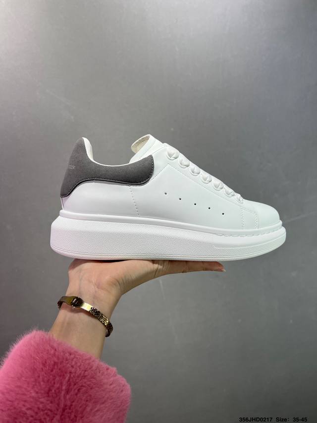 公司级意大利高奢品牌-亚历山大 麦昆Alexander Mcqueen Oversized Sneakers 低帮时装厚底休闲运动小白板鞋“皮革白钢笔蓝麂皮尾”