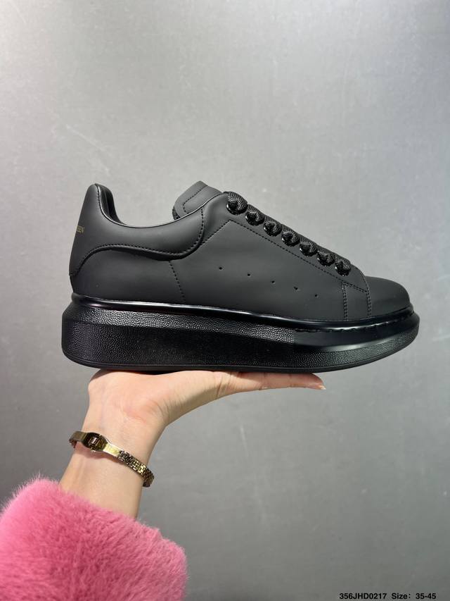 公司级意大利高奢品牌-亚历山大 麦昆Alexander Mcqueen Oversized Sneakers 低帮时装厚底休闲运动小白板鞋“皮革白钢笔蓝麂皮尾”