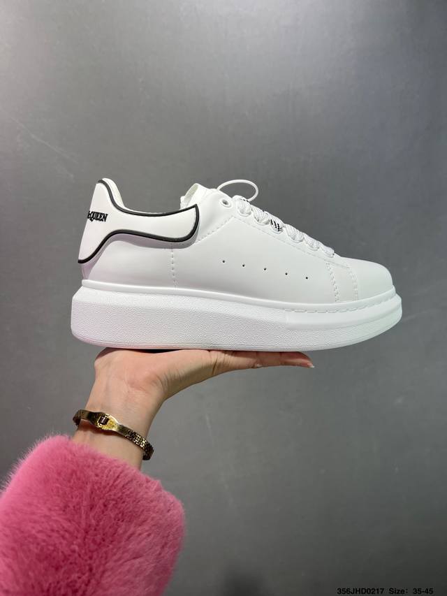 公司级意大利高奢品牌-亚历山大 麦昆Alexander Mcqueen Oversized Sneakers 低帮时装厚底休闲运动小白板鞋“皮革白钢笔蓝麂皮尾”