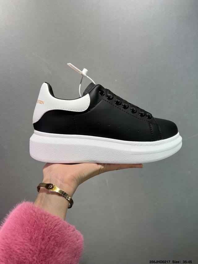 公司级意大利高奢品牌-亚历山大 麦昆Alexander Mcqueen Oversized Sneakers 低帮时装厚底休闲运动小白板鞋“皮革白钢笔蓝麂皮尾”