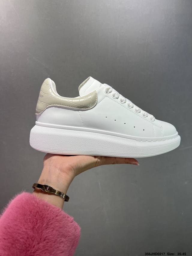 公司级意大利高奢品牌-亚历山大 麦昆Alexander Mcqueen Oversized Sneakers 低帮时装厚底休闲运动小白板鞋“皮革白钢笔蓝麂皮尾”