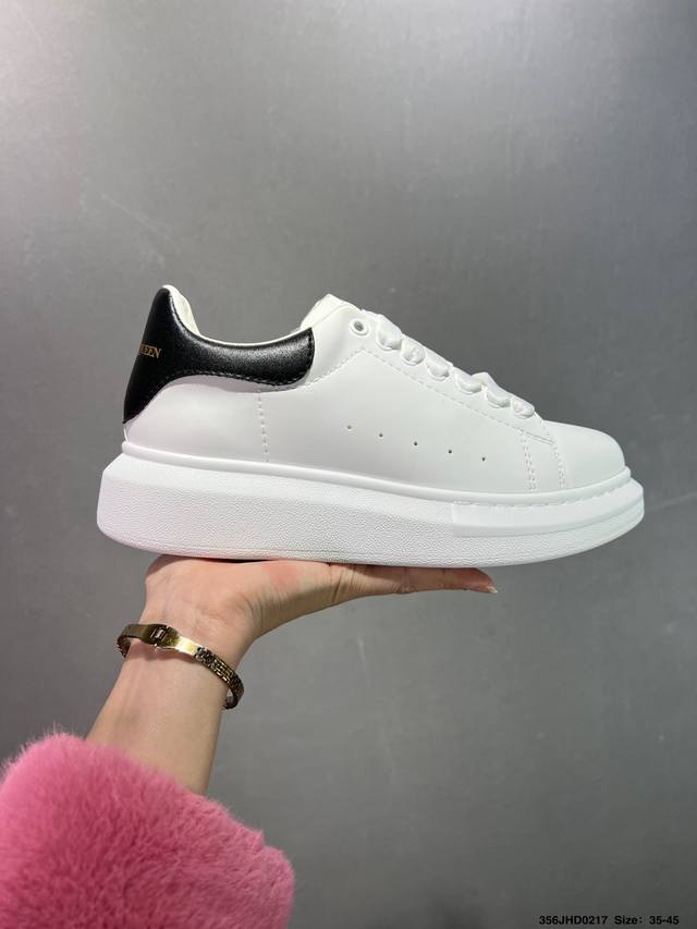 公司级意大利高奢品牌-亚历山大 麦昆Alexander Mcqueen Oversized Sneakers 低帮时装厚底休闲运动小白板鞋“皮革白钢笔蓝麂皮尾”