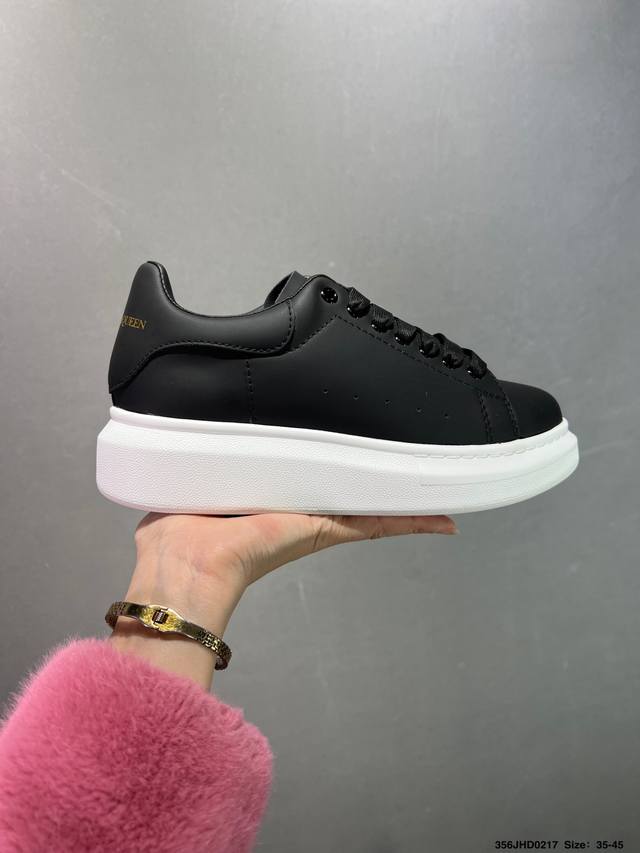 公司级意大利高奢品牌-亚历山大 麦昆Alexander Mcqueen Oversized Sneakers 低帮时装厚底休闲运动小白板鞋“皮革白钢笔蓝麂皮尾”