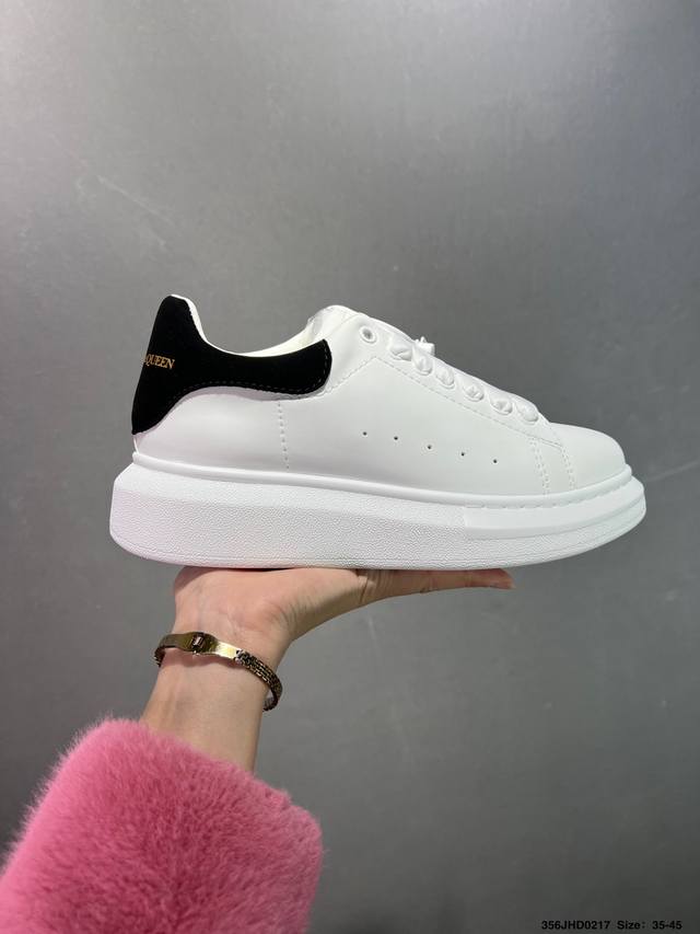 公司级意大利高奢品牌-亚历山大 麦昆Alexander Mcqueen Oversized Sneakers 低帮时装厚底休闲运动小白板鞋“皮革白钢笔蓝麂皮尾”