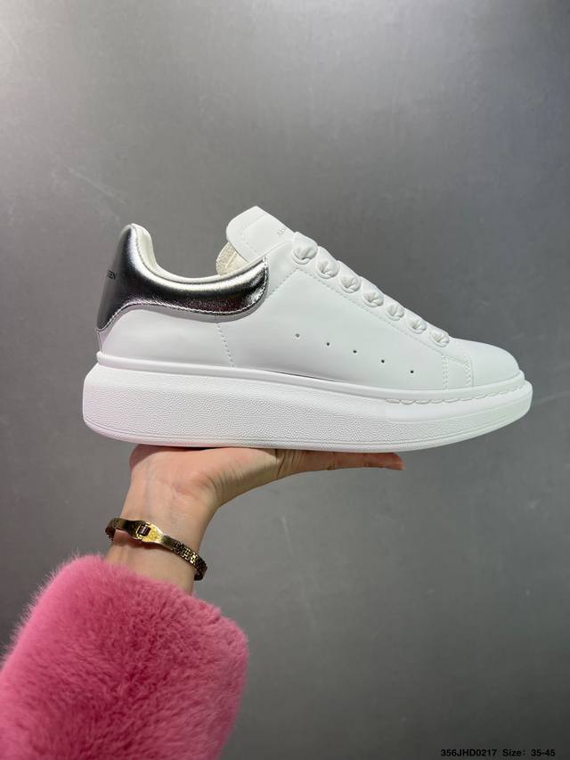 公司级意大利高奢品牌-亚历山大 麦昆Alexander Mcqueen Oversized Sneakers 低帮时装厚底休闲运动小白板鞋“皮革白钢笔蓝麂皮尾”