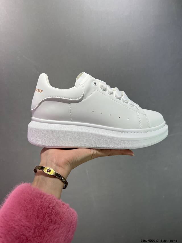 公司级意大利高奢品牌-亚历山大 麦昆Alexander Mcqueen Oversized Sneakers 低帮时装厚底休闲运动小白板鞋“皮革白钢笔蓝麂皮尾”