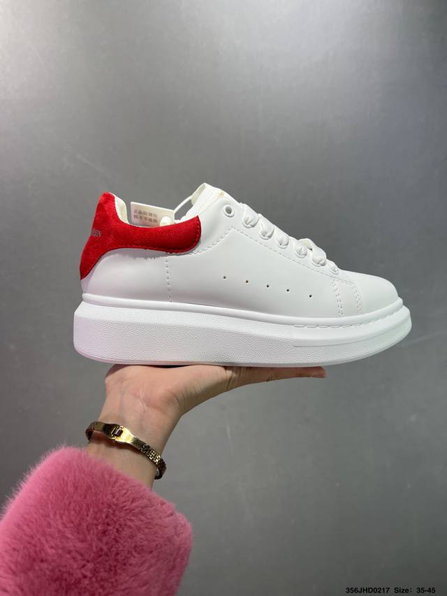 公司级意大利高奢品牌-亚历山大 麦昆Alexander Mcqueen Oversized Sneakers 低帮时装厚底休闲运动小白板鞋“皮革白钢笔蓝麂皮尾”