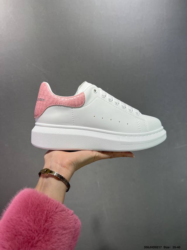 公司级意大利高奢品牌-亚历山大 麦昆Alexander Mcqueen Oversized Sneakers 低帮时装厚底休闲运动小白板鞋“皮革白钢笔蓝麂皮尾”