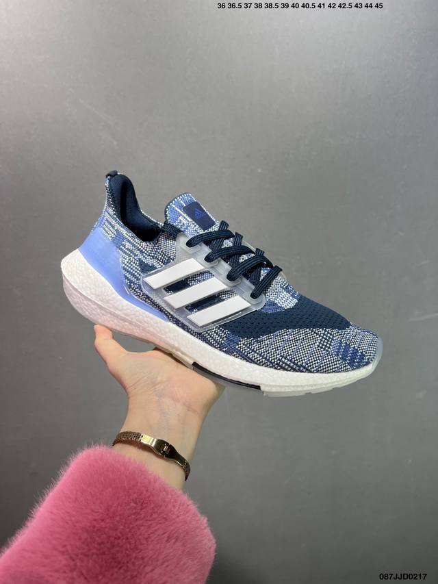 阿迪达斯Adidas Ultraboost Dna Ub21全掌爆米花休闲运动跑鞋。采用网材搭配反光皮革鞋面，配上Stretchweb网格外底和Boost中底，