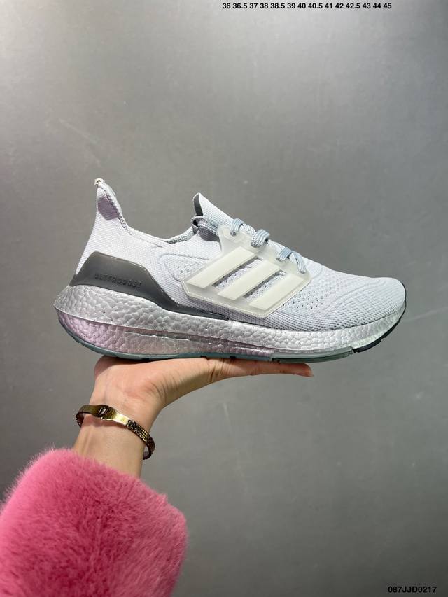 阿迪达斯Adidas Ultraboost Dna Ub21全掌爆米花休闲运动跑鞋。采用网材搭配反光皮革鞋面，配上Stretchweb网格外底和Boost中底，